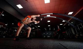 werken uit nauwelijks in Sportschool gespierd Mens. sterk oefenen gespierd persoon. foto