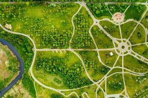 visie van de hoogte van de loshitsky park in minsk.winding paden in loshitsky park.wit-rusland.apple boomgaard foto