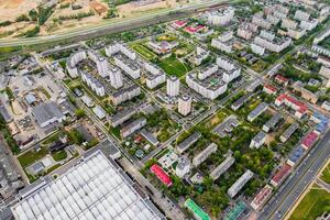 visie van de hoogte van een industrieel fabriek en een woon- complex in een woon- Oppervlakte van Minsk, de stad en de fabriek kwartaal.wit-rusland foto