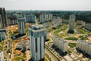 visie van de hoogte van pobediteley Laan in minsk.nieuw woon- en bedrijf wijk in Minsk, Wit-Rusland foto
