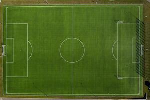 top visie van een Amerikaans voetbal veld- met groen gras buitenshuis in zomer foto