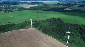 top visie van windmolens staand met veld- en Woud. spinnen windmolens in de velden van wit-rusland.energie foto