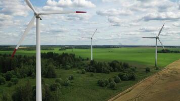 windmolens in zomer in een groen veld.groot windmolens staand in een veld- in de buurt de bos.europa, Wit-Rusland foto