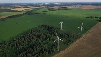 windmolens in zomer in een groen veld.groot windmolens staand in een veld- in de buurt de bos.europa, Wit-Rusland foto