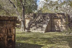 overblijfselen van een Maya-gebouw met trap foto