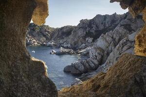 de natuurlijke baai achter de rotsen foto