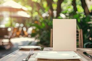 blanco menu of nodig uit staand Aan houten tafel in buitenshuis tuin restaurant instelling met natuurlijk groen achtergrond. voor voedsel en drank afzet of ontwerp met plaats voor tekst. ai generatie foto