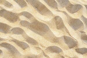 getextureerde zanderig strand oppervlakte met rimpelingen en korrels van zand, dichtbij omhoog. natuur patroon en structuur concept. achtergrond voor ontwerp en Scherm. ai generatie foto