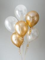 goud en wit helium ballonnen met gekruld goud linten Aan wit achtergrond. partij decoratie concept. voor uitnodigingen en viering ontwerpen. ai generatie. foto