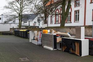 oud beschadigd meubilair Aan straat buiten huis voor vervoer naar een stortplaats. foto