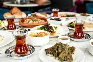 tafel Laden met borden van voedsel en cups van thee foto