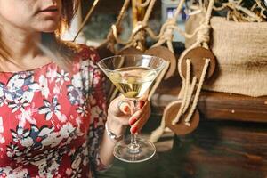 vrouw Holding een martini glas foto
