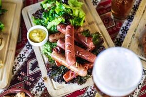 geassorteerd voedsel verspreiding Aan een tafel foto