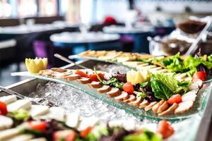 dichtbij omhoog van een dienblad van voedsel Aan een tafel foto