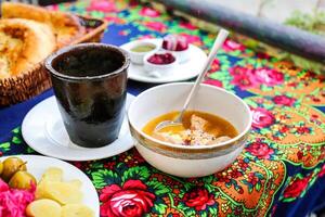 tafel met geassorteerd borden van voedsel en kommen van soep foto