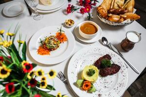 wit tafel reeks met geassorteerd borden van voedsel foto