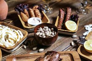 overvloedig verspreiding Aan een houten tafel foto