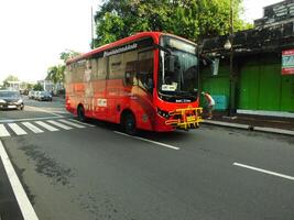 soerakarta, centraal Java, Indonesië april 11, 2024. een zicht zien van hoofd wegen slamet riyadi straat in de ochtend. niet bezig nog. mensen nog steeds voorbereidingen treffen voor hun werkzaamheid foto