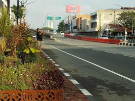 soerakarta, centraal Java, Indonesië april 11, 2024. een zicht zien van hoofd wegen slamet riyadi straat in de ochtend. niet bezig nog. mensen nog steeds voorbereidingen treffen voor hun werkzaamheid foto