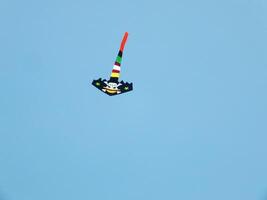 mooi vlieger vliegt in een Doorzichtig en blauw lucht Aan een zonnig dag. genieten de wind. foto