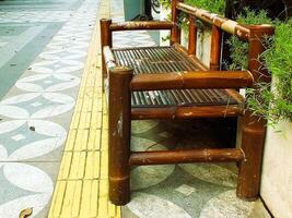 houten bamboe bank net zo openbaar faciliteit Aan trottoir voor achtergrond ontwerp foto