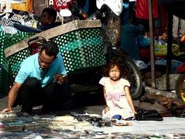 soerakarta stad, centraal Java, Indonesië, april 15, 2024. notoharjo markt. de vlo markt is gelegen Aan de buitenwijken van dorp, altijd bezig met bezoekers in de ochtend. buying en verkoop gebruikt goederen foto