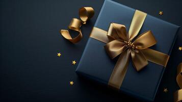 donker blauw geschenk doos met elegant goud lint Aan donker achtergrond. groet geschenk met kopiëren ruimte voor Kerstmis Cadeau, vakantie of verjaardag foto