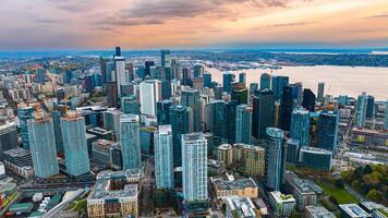 landschap van modern stad schakelen Aan lichten Bij schemering. sprankelend downtown van Seattle, Washington, de Verenigde staten. foto