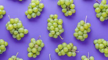 vers sappig druiven Aan een levendig Purper achtergrond, geregeld in een top visie vlak leggen stijl Scherm. foto