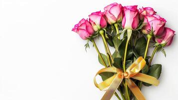 boeket van kleurrijk roze rozen versierd met gouden zijdezacht lint stropdas geïsoleerd Aan wit achtergrond met kopiëren ruimte, concept van verjaardag, valentijn, kerstmis, trots, moeder dag viering foto
