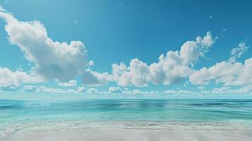 tropisch strand panorama, zeegezicht met een breed horizon, presentatie van de mooi uitgestrektheid van de lucht vergadering de zee foto