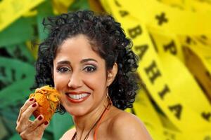 mooi braziliaans brunette met haar acaraje Aan verschillend achtergronden foto