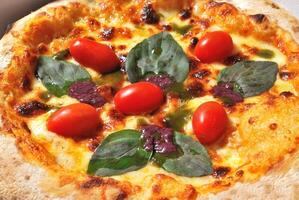 kaas pizza met basilicum en kers tomaten foto