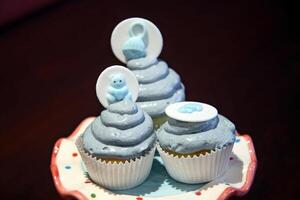 vanille cupcakes versierd met blauw room foto