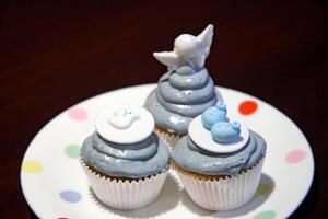 vanille cupcakes versierd met blauw room foto