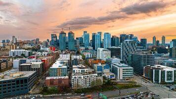 landschap van modern stad schakelen Aan lichten Bij schemering. sprankelend downtown van Seattle, Washington, de Verenigde staten. foto