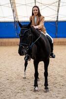 paard rijden jong vrouw. mooi dame opleiding met paardrijden. foto