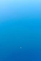 minimaal antenne visie naar een weinig lading schip in tropisch zee, mooi licht blauw azuur water kleur foto