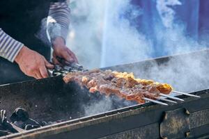 Koken varkensvlees barbecue met spiesjes kubussen van vlees Aan bbq grill, traditioneel centraal Azië schotel foto