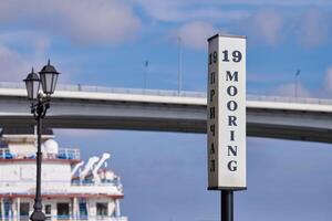 afmeren pier in stad dijk, identificatie tekens met afmeren opschrift voor aankomen schepen foto