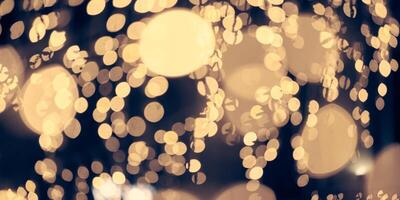 pale geel lichten bokeh van Kerstmis vakantie slingers, wazig feestelijk abstract achtergrond lichten foto