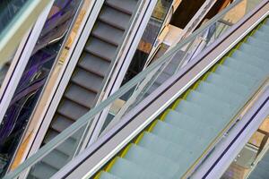 kriskras roltrappen in boodschappen doen centrum foto