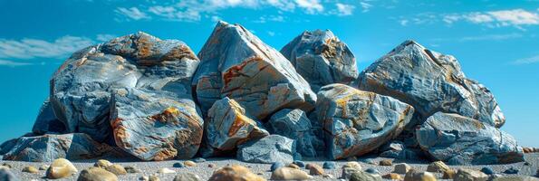 majestueus kust- rotsen onder Doorzichtig blauw lucht foto