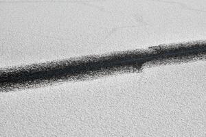 abstract zwart lijn Aan Sneeuwwitje achtergrond. gebarsten ijs foto