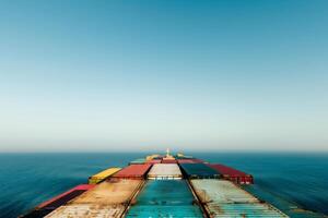 enorm lading schip Laden met kleurrijk containers Aan de Open zee foto