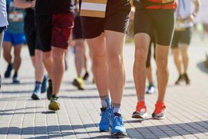 marathon hardlopers Aan stad weg. foto