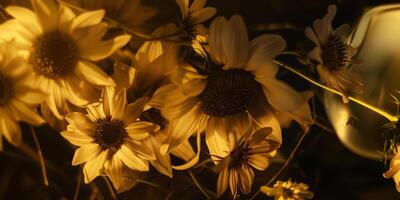 een dichtbij omhoog van een bundel van geel bloemen met een vaas in de achtergrond foto