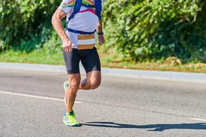 atletisch Mens jogging in sportkleding Aan stad weg foto