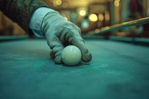 precisie en focus gehandschoende hand- positionering keu bal Aan biljart tafel foto