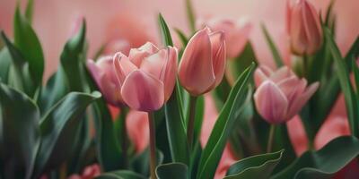 een bundel van roze bloemen met groen bladeren foto